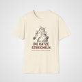 Die Katze Streicheln T-Shirt in Natural